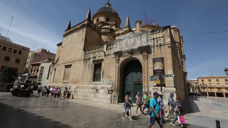 Una grúa colocando una nueva red en la basílica de Santa María, en la puerta del órgano. | ANTONIO AMORÓS