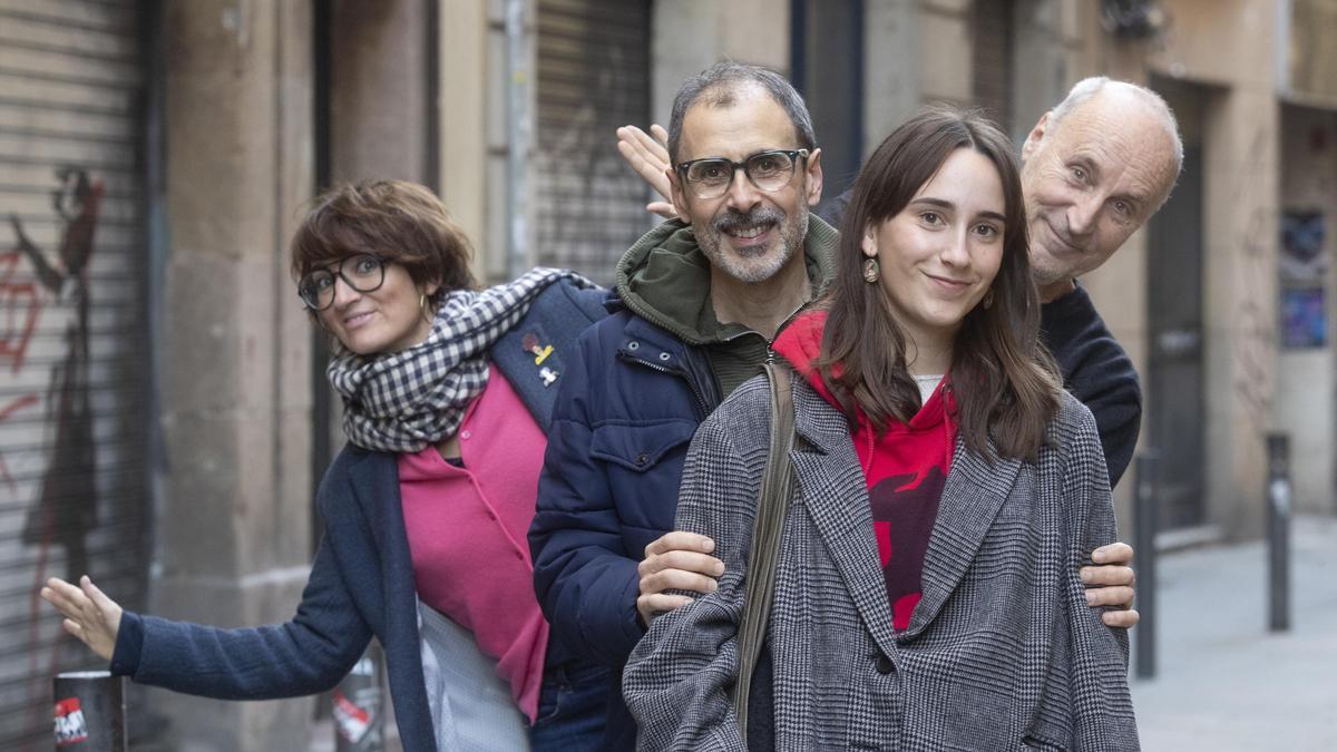 Sílvia Abril (izquierda), Lluís Villanueva y Lua Amat, actores de 'Esperant Mr. Bojangles', dirigida por Paco Mir (derecha).