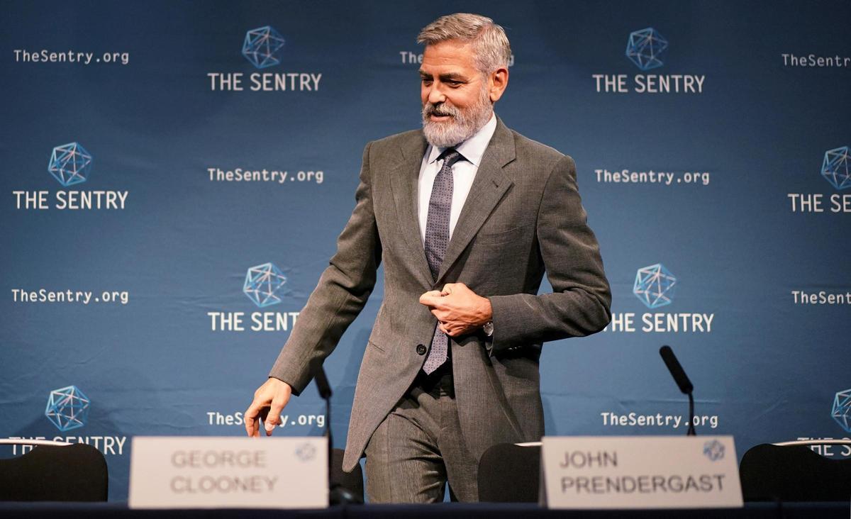 FILE PHOTO: George Clooney arrives to a news conference during an event about corruption in Africa, in London