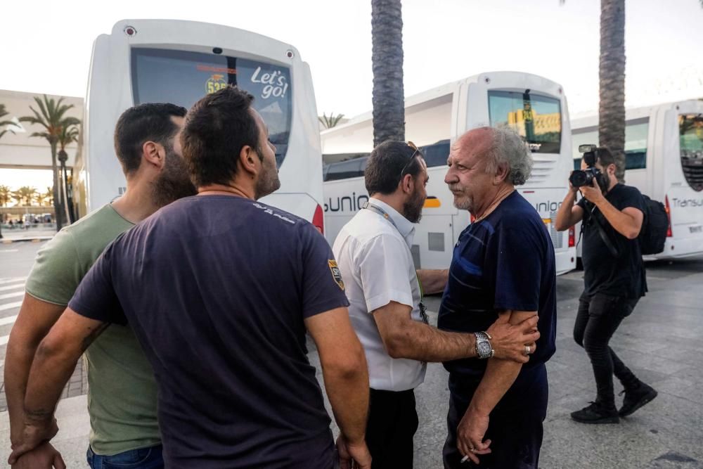 Los taxistas del aeropuerto suspenden sus servicios en protesta por la piratería