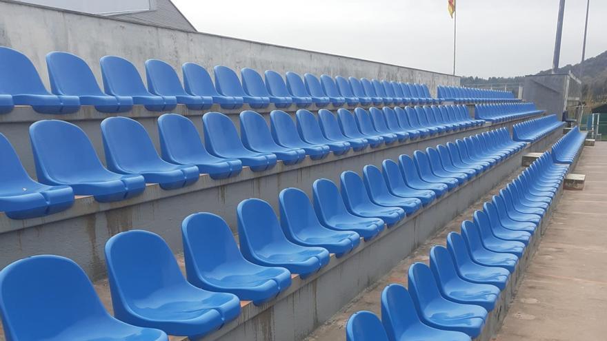 Avià renova les cadires de la grada del camp de futbol