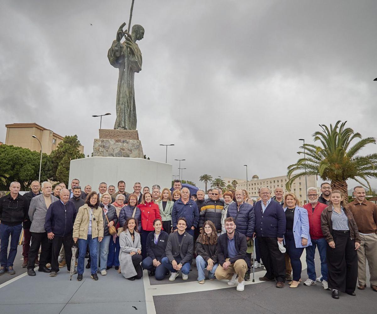 Vecinos y vecinas de La Laguna tras el acto inaugural.|   | ED/LOT