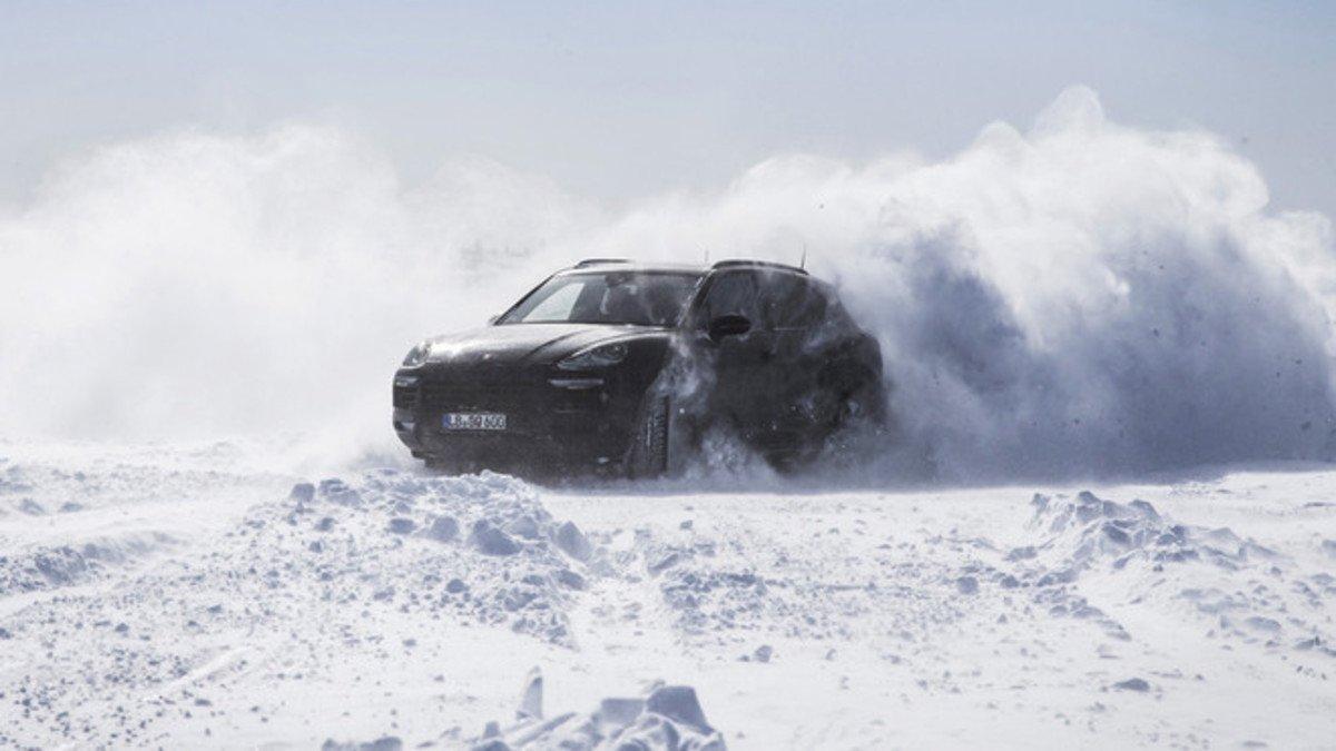 Porsche Cayenne sobre la nieve.