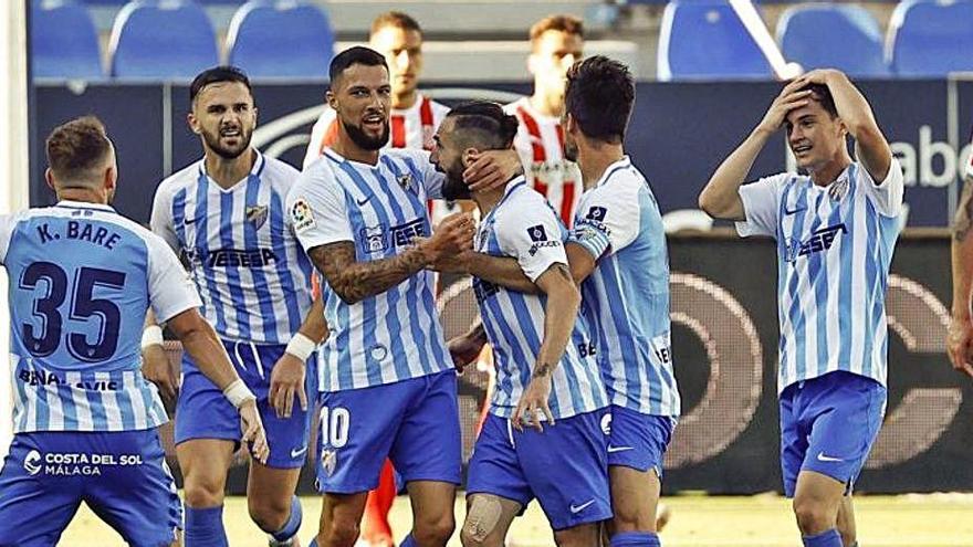 Els jugadors del Màlaga feliciten Cifu després que obrís el marcador amb l&#039;1-0.