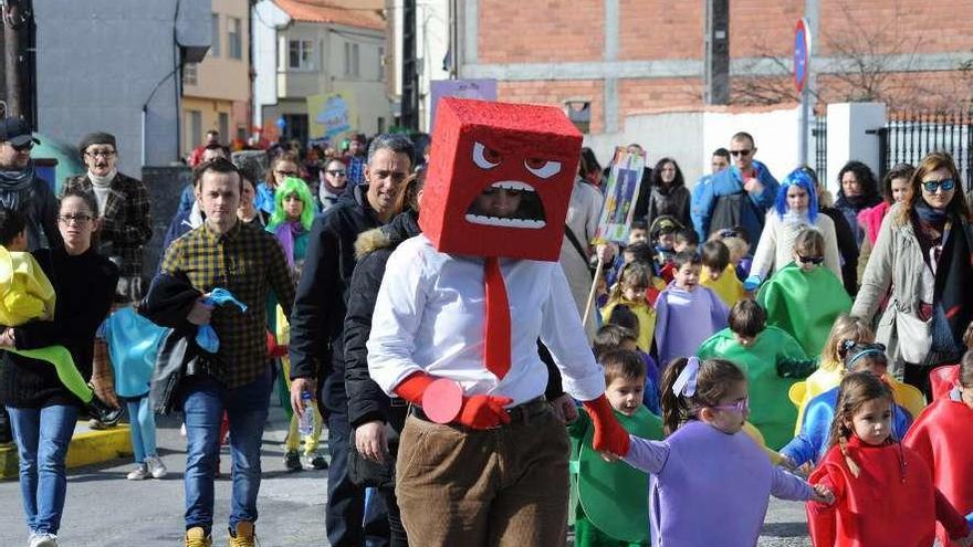 Desfile de Carnaval protagonizado por los escolares de A Illa el pasado año. // Iñaki Abella
