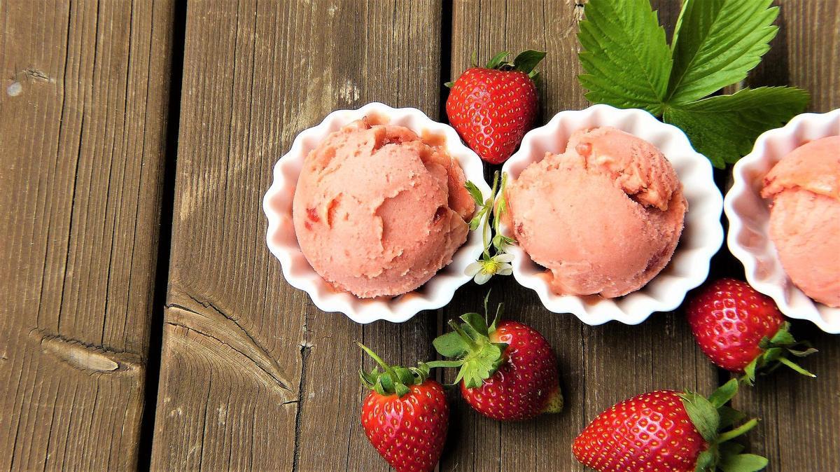 Los helados caseros con fruta natural son un postre ideal para el verano