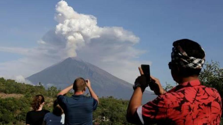 L&#039;erupció del volcà Agung deixa bloquejats milers de turistes a Indonèsia