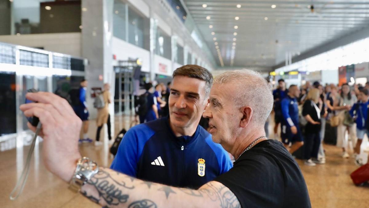 Un aficionado se hace una foto con Luis Carrión en la primera etapa del entrenador catalán en el banquillo del Real Oviedo.