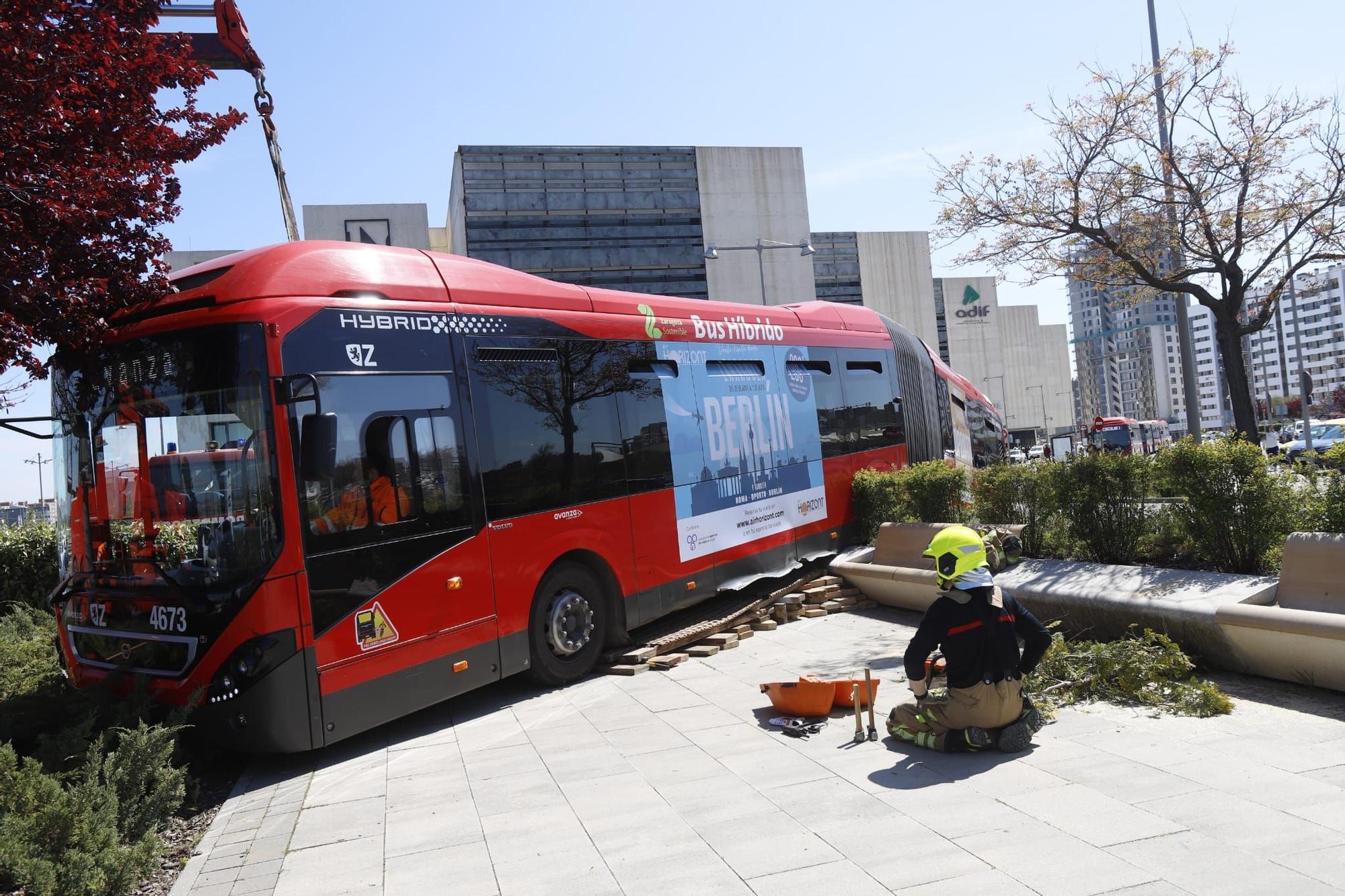 Un autobús urbano sin pasajeros se accidenta al salirse de la vía en Zaragoza