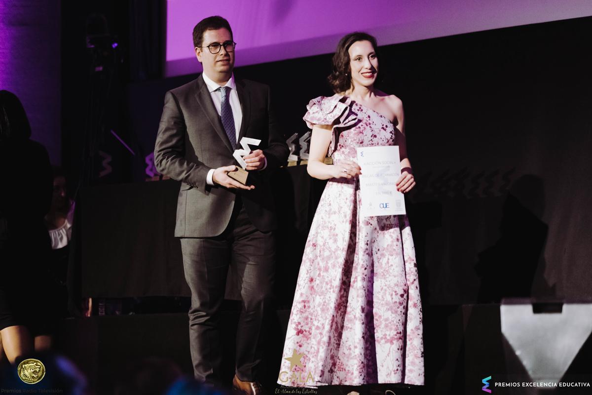 Los fundadores de Purrusquiños, recogiendo el premio en Madrid.