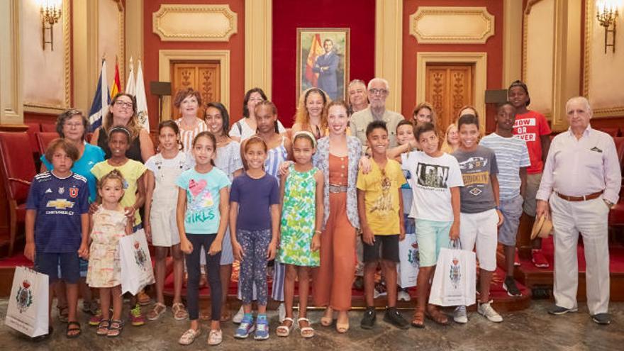 Los niños saharauis que pasan sus vacaciones en Tenerife visitan el Ayuntamiento de Santa Cruz