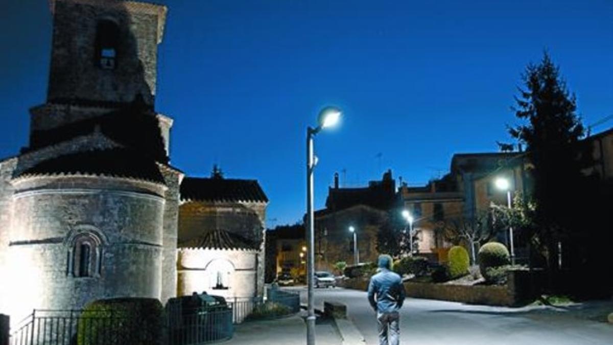 Una calle de L'Estany, con el monasterio de Santa Maria, a la izquierda,  iluminada por luces LED.