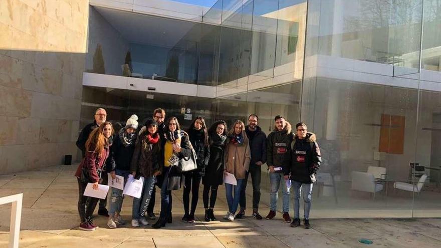 Estudiantes de la Escuela de Arte visitan el Consultivo