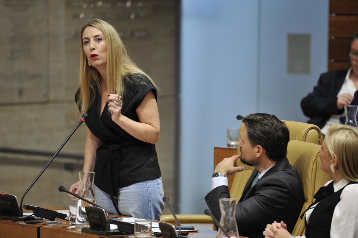 María Guardiola responde a la oposición en la última sesión de control de la pasada legislatura.