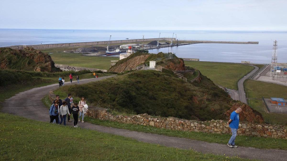 Al fondo, el Muelle Norte y la explanada hasta la regasificadora, donde Umicore ha solicitado una concesión de 45,5 hectáreas.