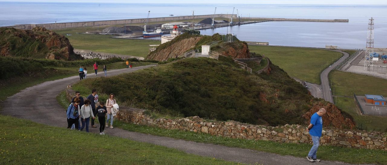 Al fondo, el Muelle Norte y la explanada hasta la regasificadora, donde Umicore ha solicitado una concesión de 45,5 hectáreas.