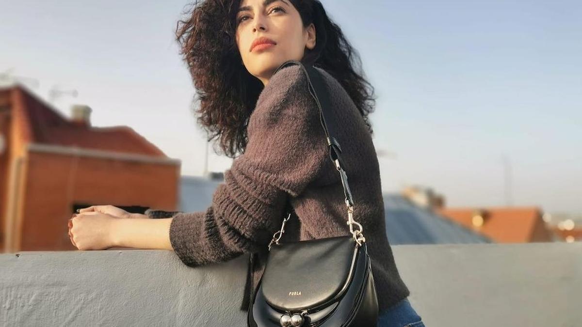 Mina El Hammani con bolso de Furla