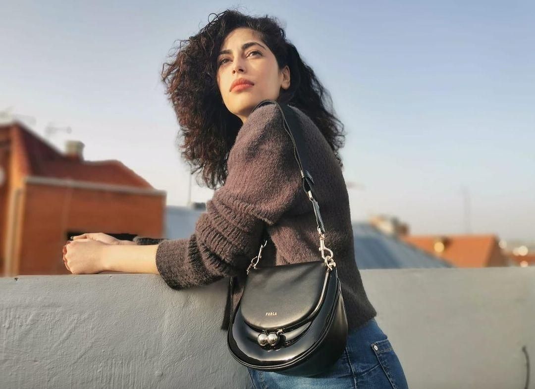 Mina El Hammani con bolso de Furla