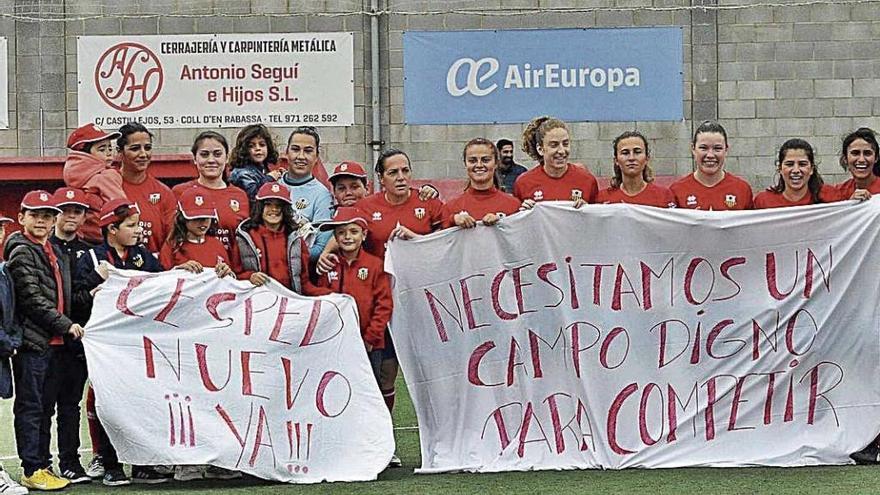 Las jugadoras del Collerense saltaron al cÃ©sped con una pancarta reivindicativa.