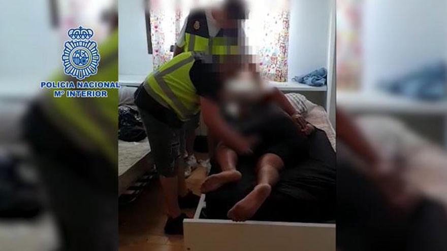 Los GEO liberan a un hombre secuestrado en un piso de Toledo  Vídeo