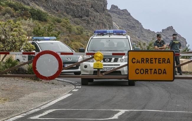 13/07/2016 Visita del presidente del Cabildo de Tenerife Carlos Alonso  junto a Técnicos para ver in situ el estado del derrumbe del talúd de la carretera que lleva a la Punta de Teno.José Luis González