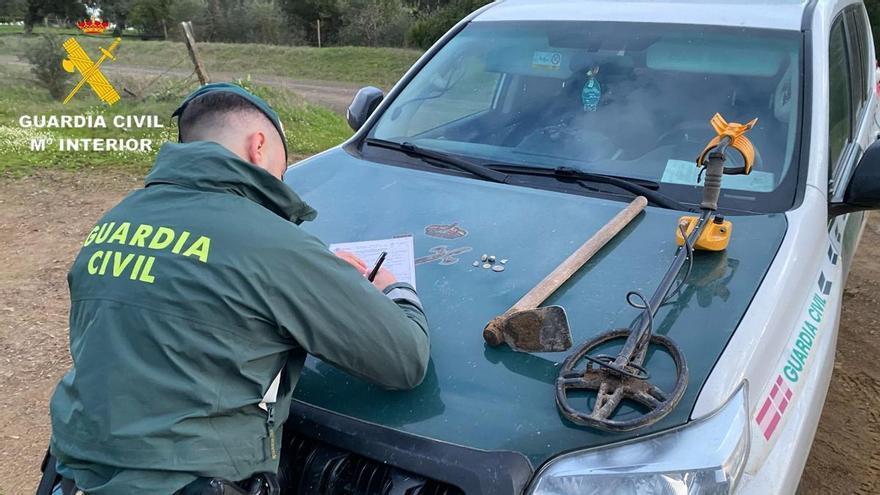 Sorprendidos con un detector de metales sin autorización en una zona arqueológica de La Puebla del Río