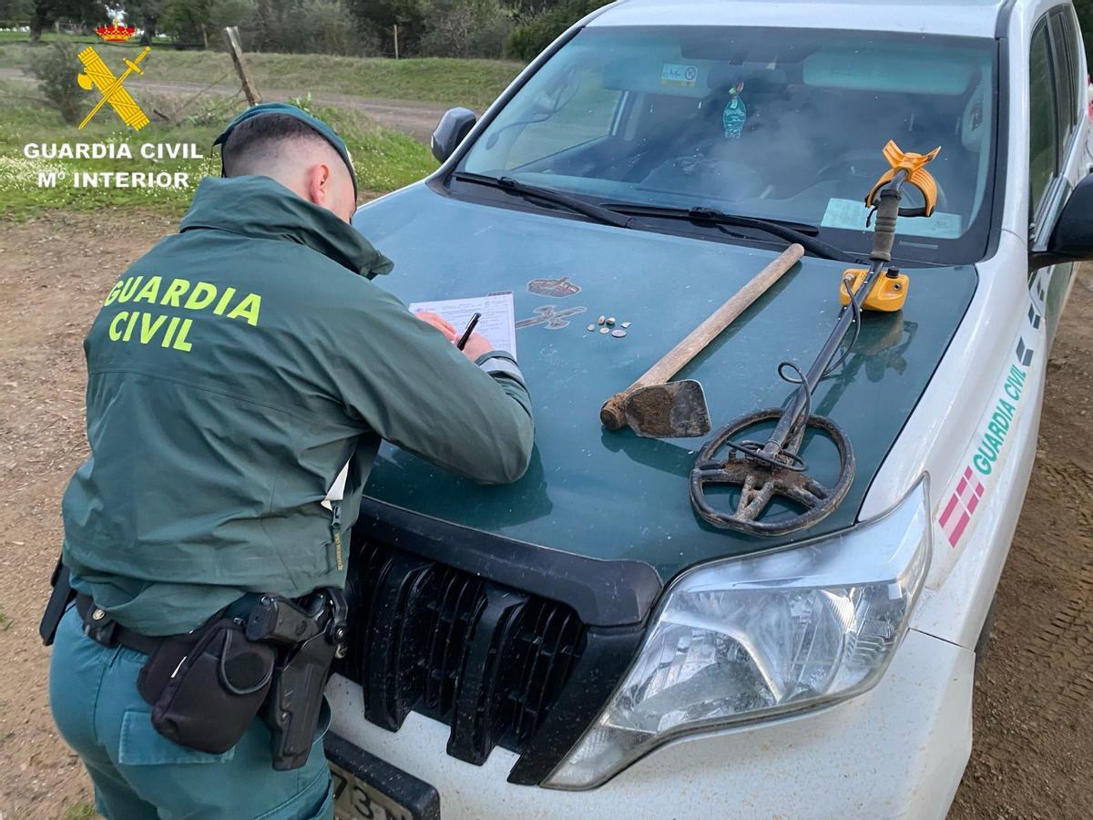 Agente del Seprona con las herramientas incautadas en La Puebla de los Infantes