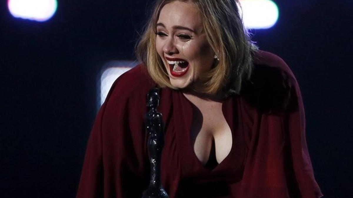 fimedio32923894 adele reacts as she accepts the global success awa160225180504
