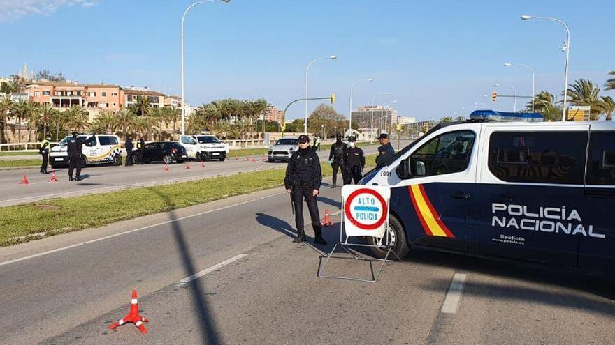 Die Polizei kontrolliert mit Straßensperren die Autofahrer.