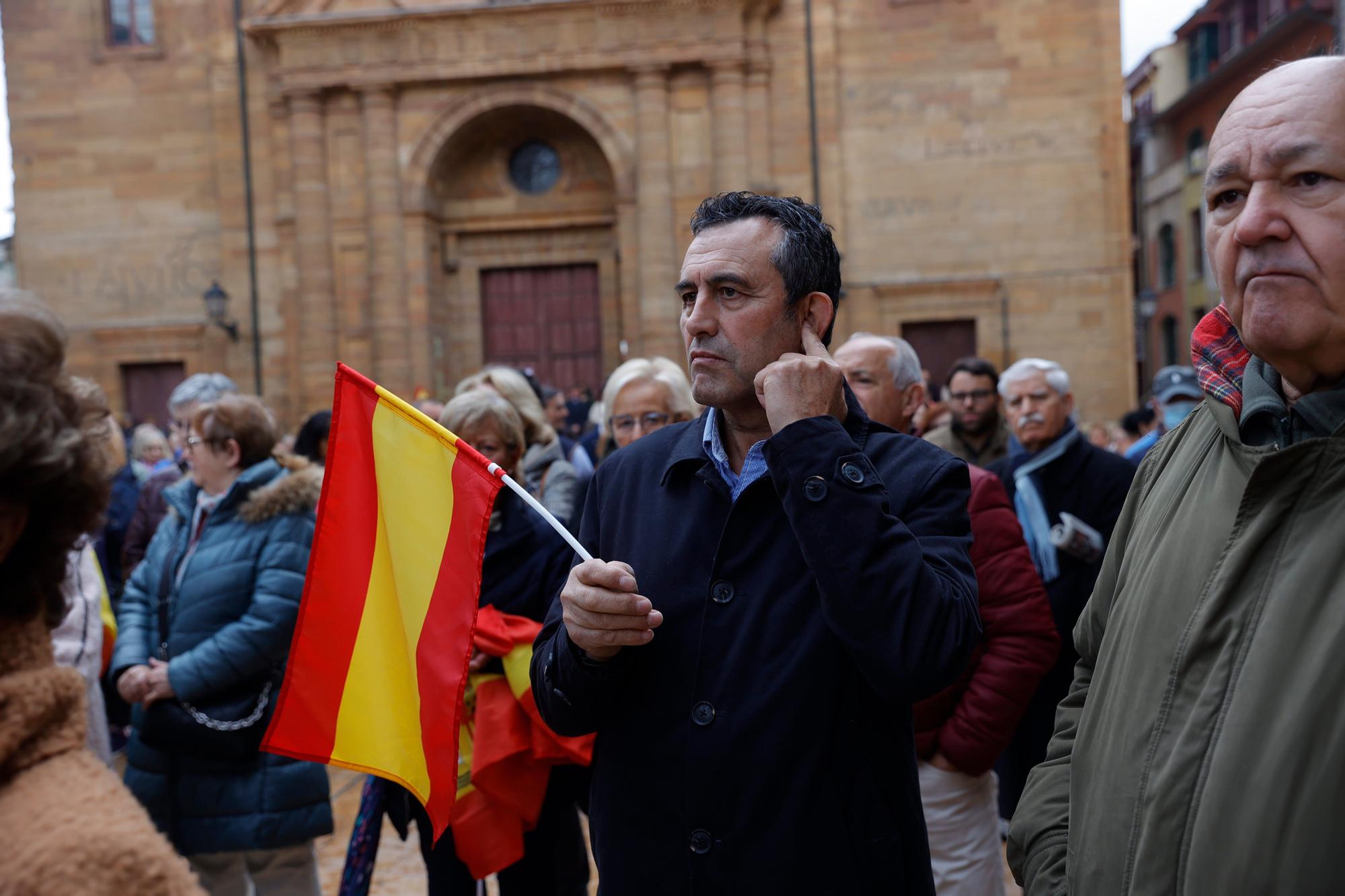 EN IMÁGENES: Vox exige elecciones generales al grito de "Sánchez vete ya" en la plaza del Ayuntamiento de Oviedo