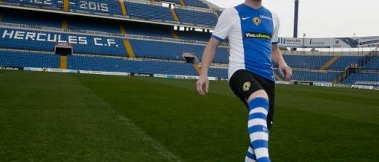 El mediapunta cordobés Javi Flores el día de su presentación como jugador del Hércules sobre el césped del Rico Pérez.