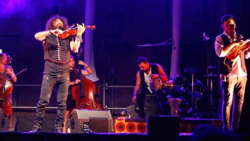 El violinista Ara Malikian, durante su concierto ayer en la plaza de la Catedral de Zamora.