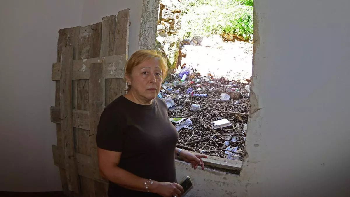La propietaria con el patio lleno de basura de su vecina en Moaña: «No puedo ni poner una ventana porque nadie trabaja entre residuos»