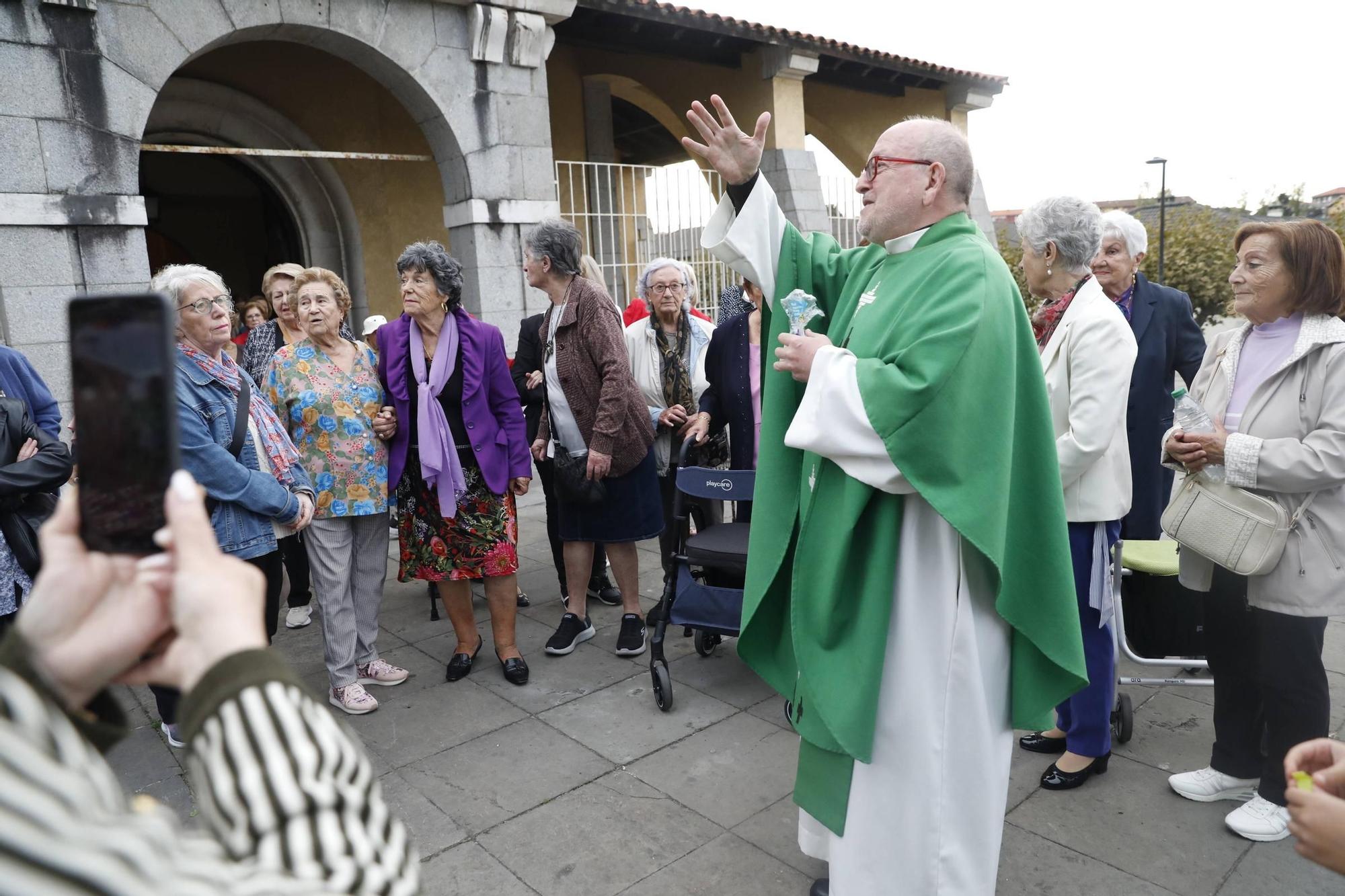 EN IMÁGENES: Así fue el exorcismo del nuevo párroco de Llaranes, Miguel Alderete