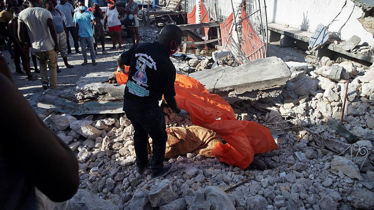 Es rescatadors troben víctimes sota les runes de Los Cayos. | REUTERS