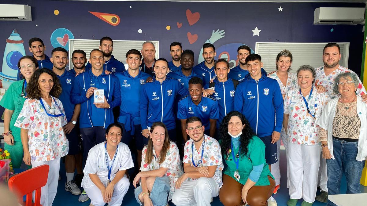Visita de los jugadores del CD Tenerife a los hospitales de la Isla