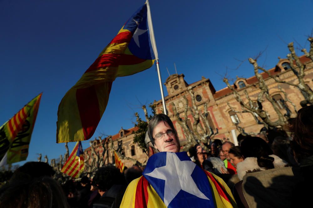 Un manifestante con careta de Puigdemont se manifiesta a las puertas del Parlament de Cataluña.
