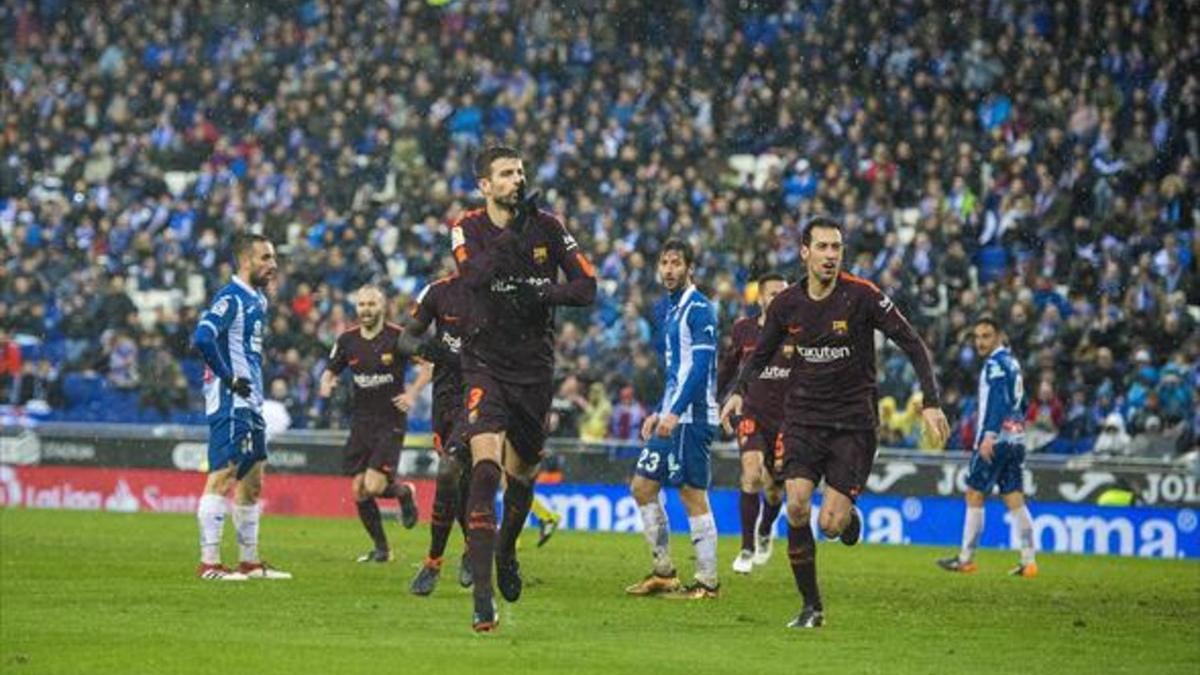 Desafiante 8Piqué celebra su gol ante la mirada de Granero.