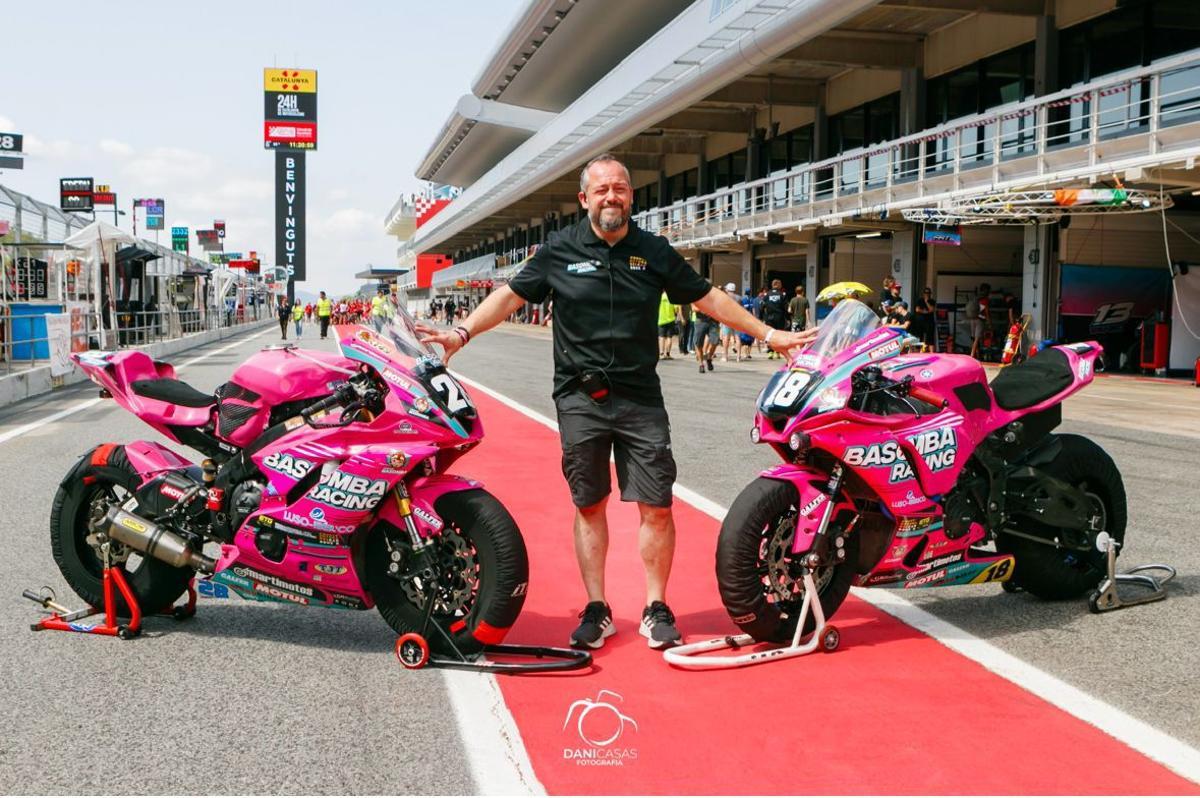 El bagenc Ramon Basomba amb les motos del seu equip a Montmeló