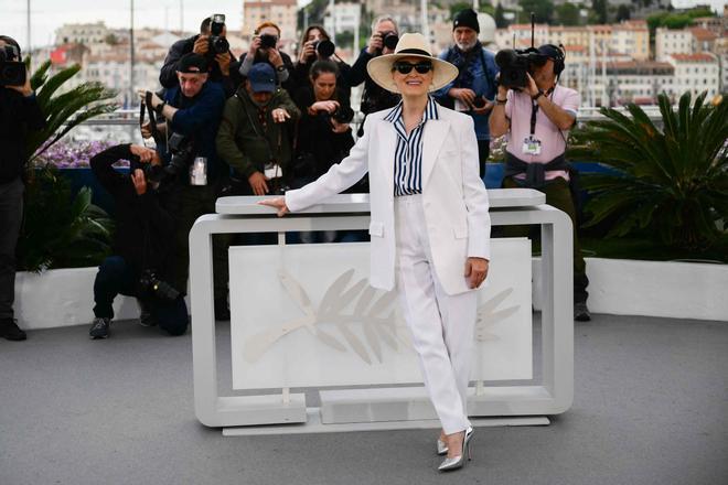 La actriz estadounidense Meryl Streep posa durante una sesión fotográfica antes de recibir la Palma de Oro Honoraria en la 77a edición del Festival de Cine de Cannes en Cannes, sur de Francia, el 14 de mayo de 2024.