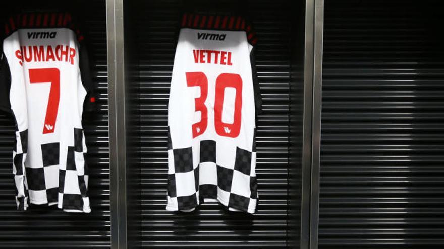 Camisetas de Schumacher y Vettel en un partido benéfico de 2012.