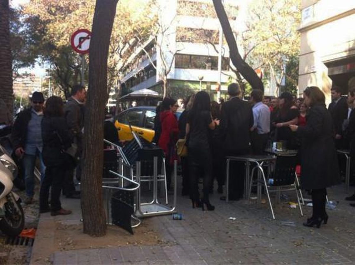 La terrassa del bar al carrer de Gandesa, després del sinistre. La terrassa del bar al carrer de Gandesa, després del sinistre.