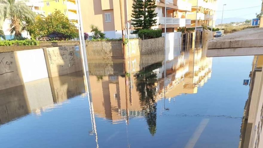 Los vecinos denuncian que la calle Orpesa de Moncofa sigue inundada desde el viernes y está impracticable.