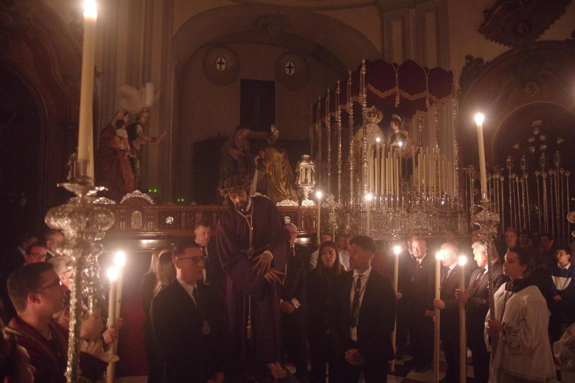 Traslado del Cristo de la Salutación a su trono en el interior de San Felipe Neri