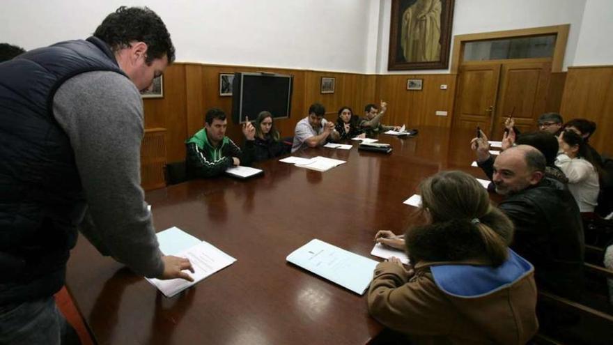 Reunión de la comisión de seguimiento, en A Estrada, de la fusión Cerdedo-Cotobade. // Bernabé/Victor Espiño