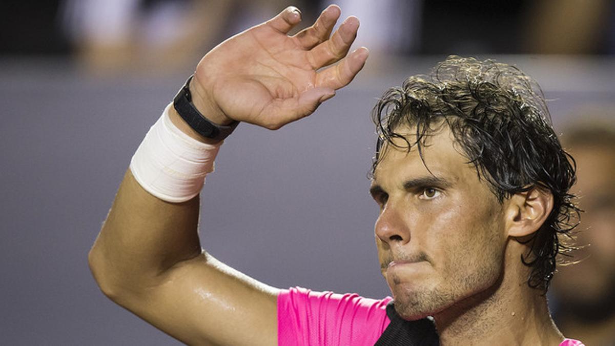 Rafael Nadal se despide del público tras caer ante Fabio Fognini en semifinales del Abierto de Río.