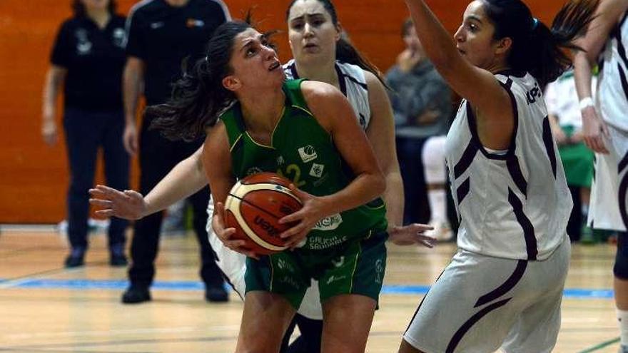 María Lago en una acción del partido de ayer. // Rafa Vázquez