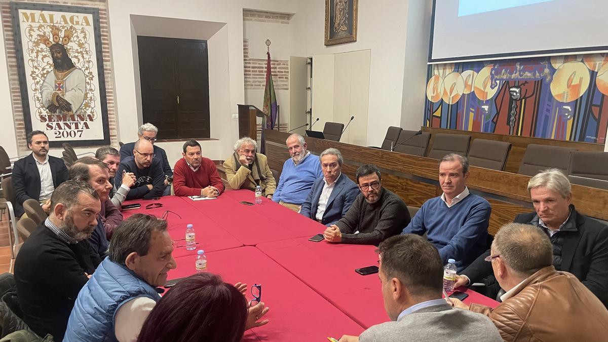 Un momento de la mesa de trabajo entre las cofradías y la Policía Local, el lunes por la noche.