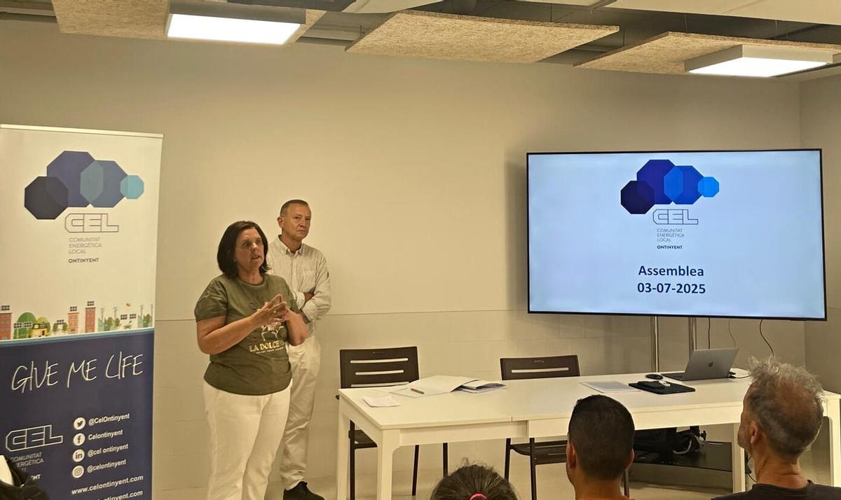 La regidora de Sostenibilidad, Sayo Gandia, explica las ayudas en una asamblea de la comunidad energética local.
