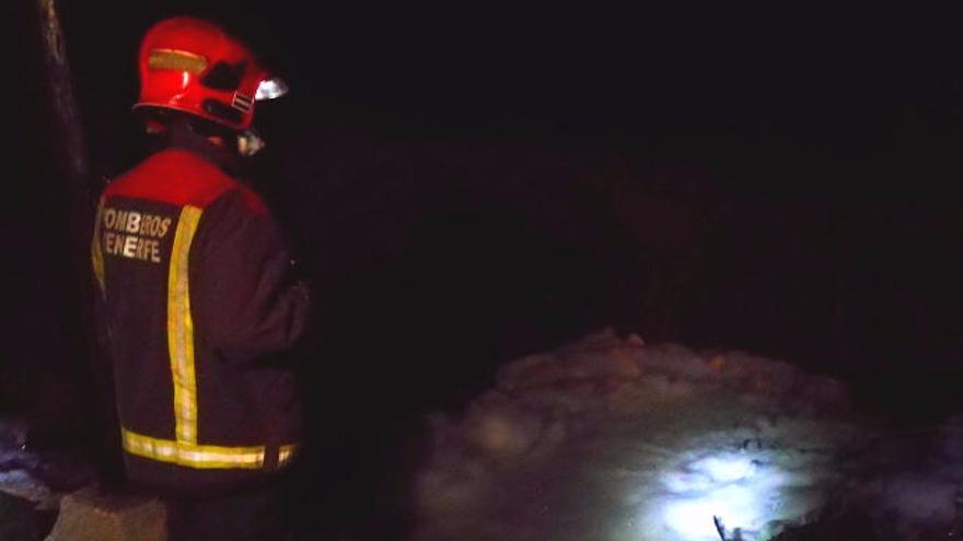 Bomberos de Tenerife extinguen un incendio en basuras en El Tanque